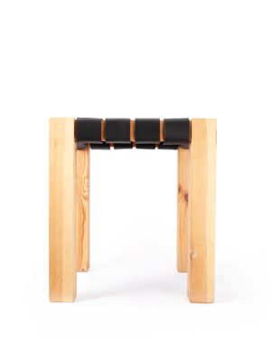 Banqueta de madera con trenzado