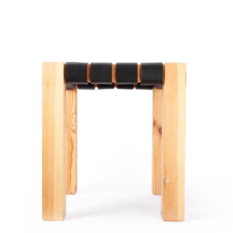 Banqueta de madera con trenzado