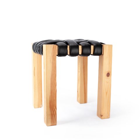 Banqueta de madera con trenzado acolchado