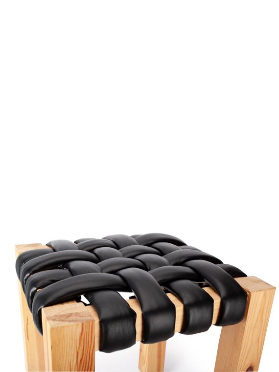 Banqueta de madera con trenzado acolchado