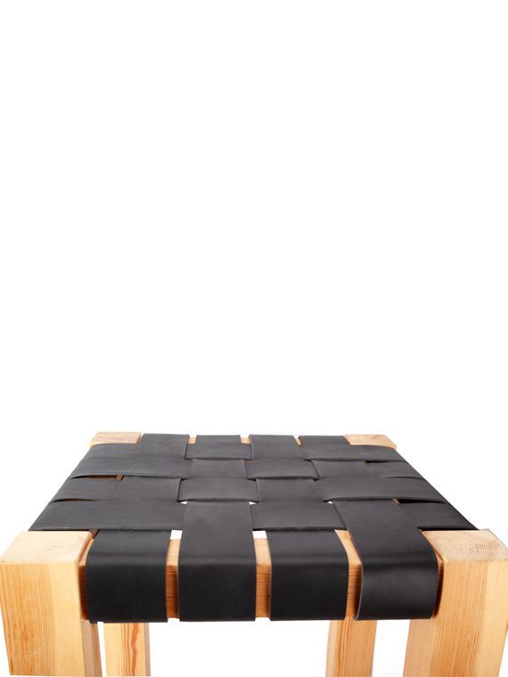 Banqueta de madera con trenzado