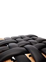 Banqueta de madera con trenzado acolchado