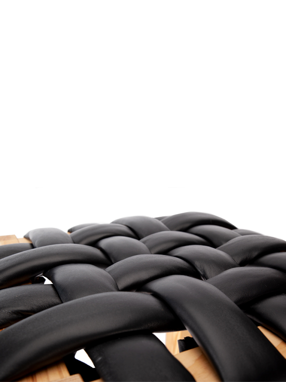 Banqueta de madera con trenzado acolchado