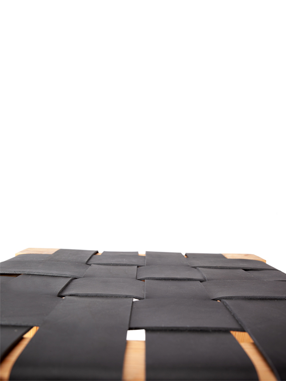 Banqueta de madera con trenzado