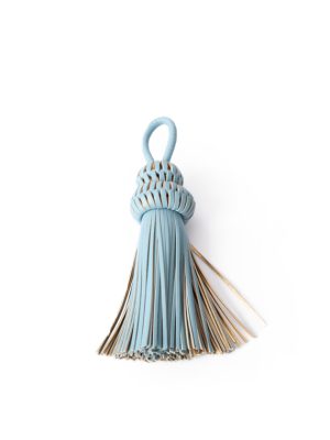 borla decorativa azul celeste y dorada piel