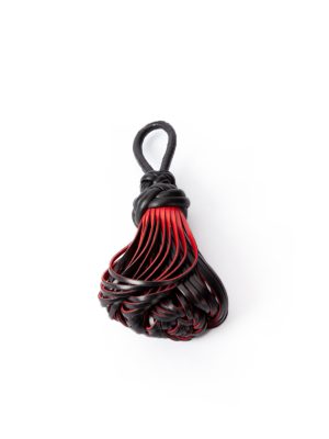 borla decorativa negra y roja piel